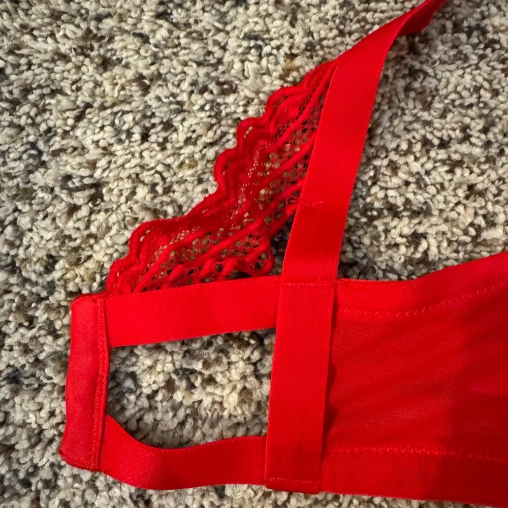 38DD Red Lace Bra - Picture 4 of 5